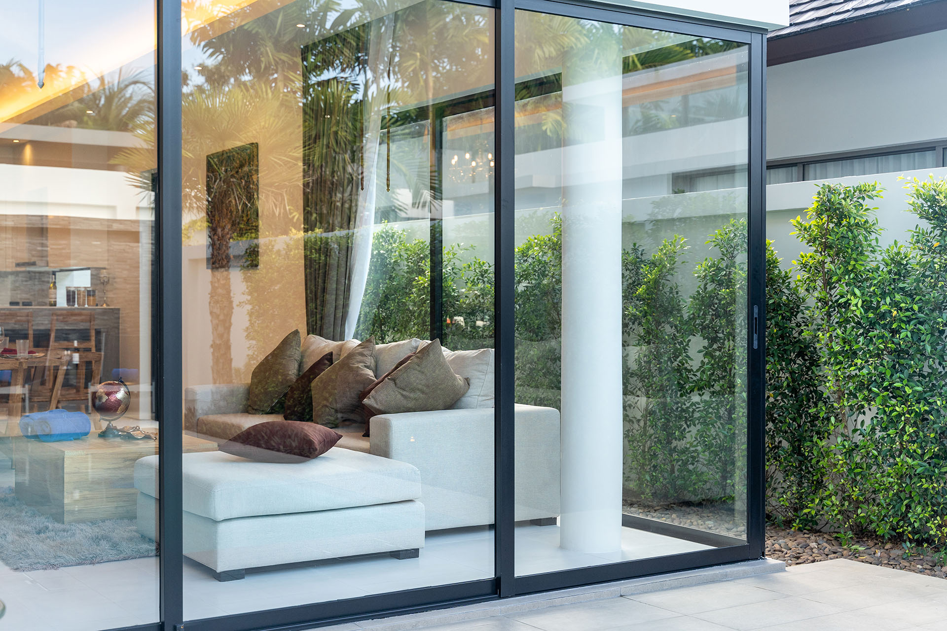 open plan living area with sliding door and garden lavorazione cristalli Roma Aurelio